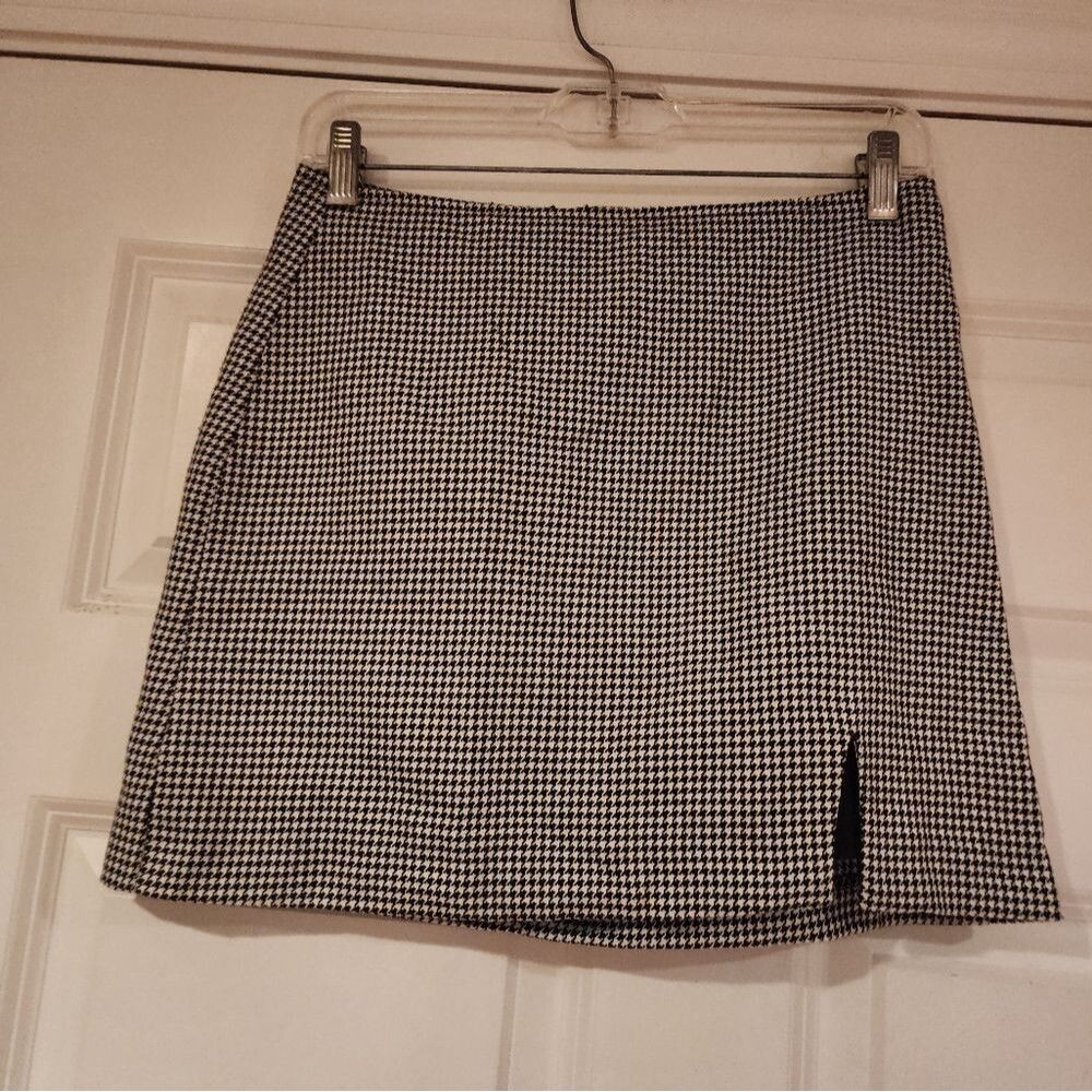 Forever 21 black and white lined mini skirt M